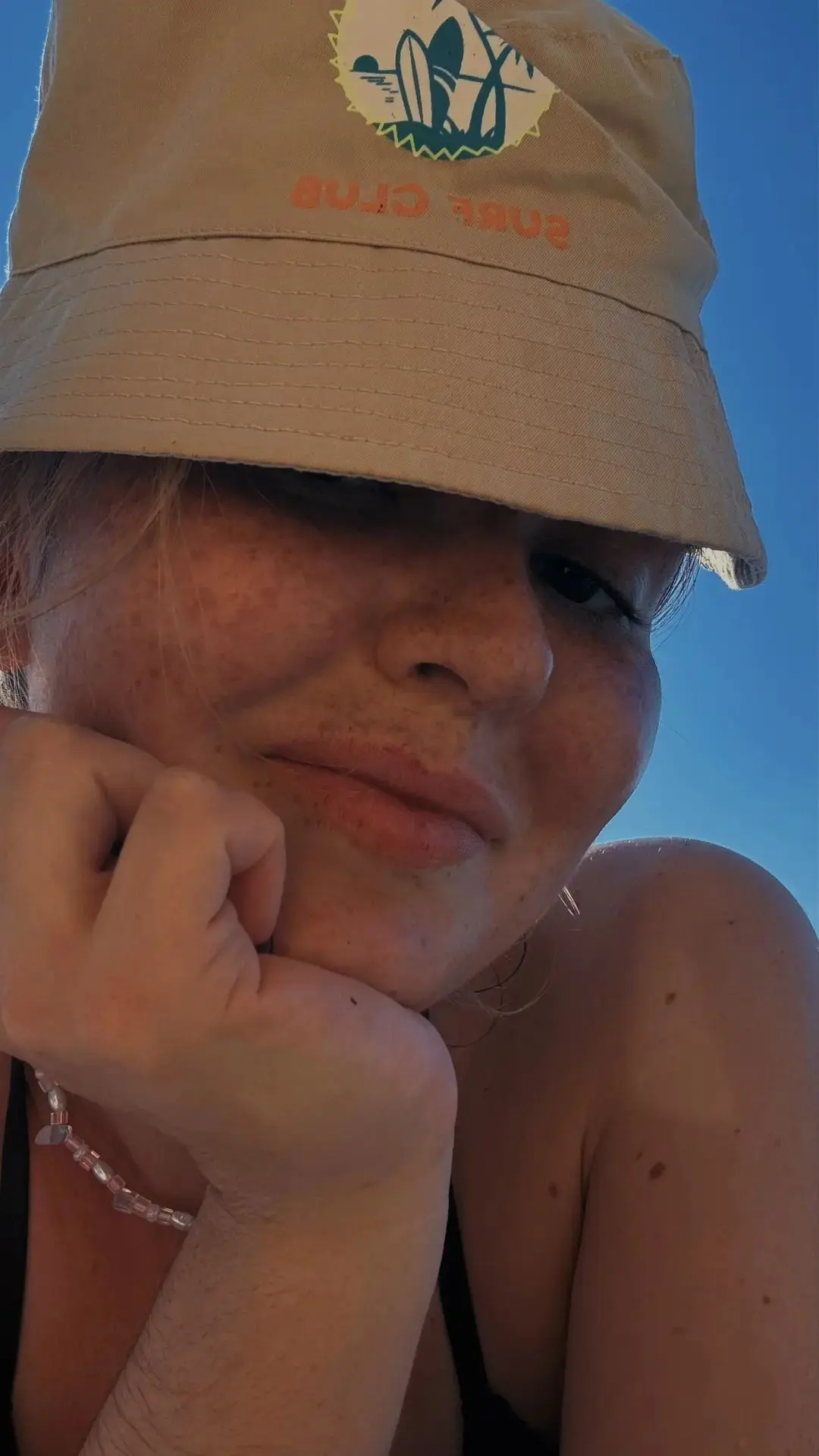 Ромашка передаёт привет из Сочи! 💙🌊

Хотя, если честно, мой отпуск начался ещё в Тюмени — это уже 