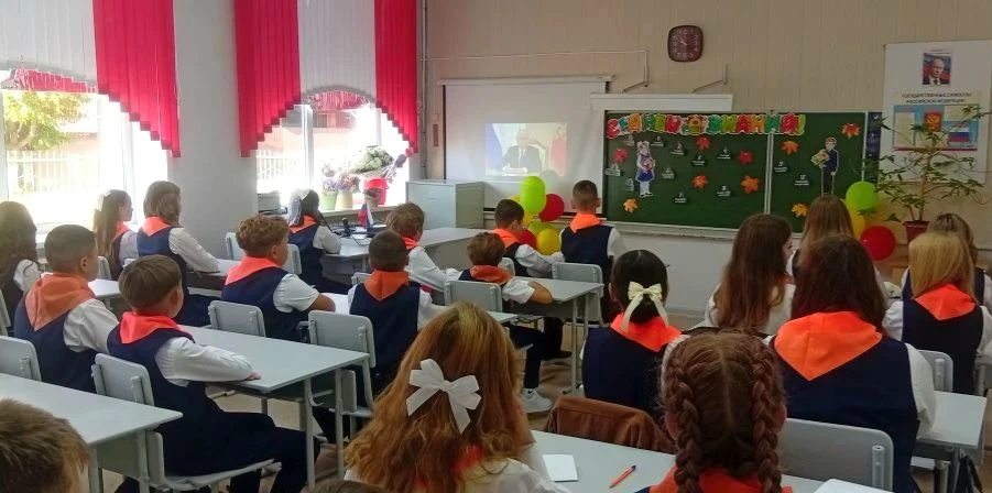 🇷🇺Для обучающихся Лицея новый учебный год начался с занятия «Разговоров о важном», по...