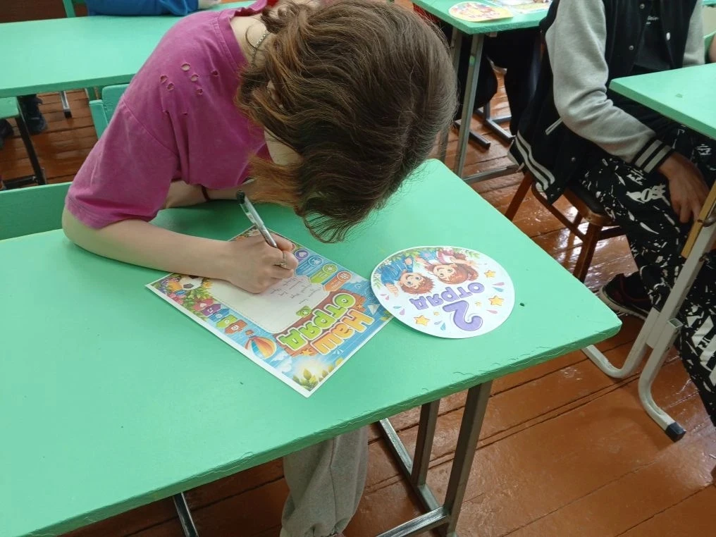 🌞Утро в лагере началось продуктивно и бодро. Дежурный по лагерю провел утреннюю зарядку. 💪
Сразу п