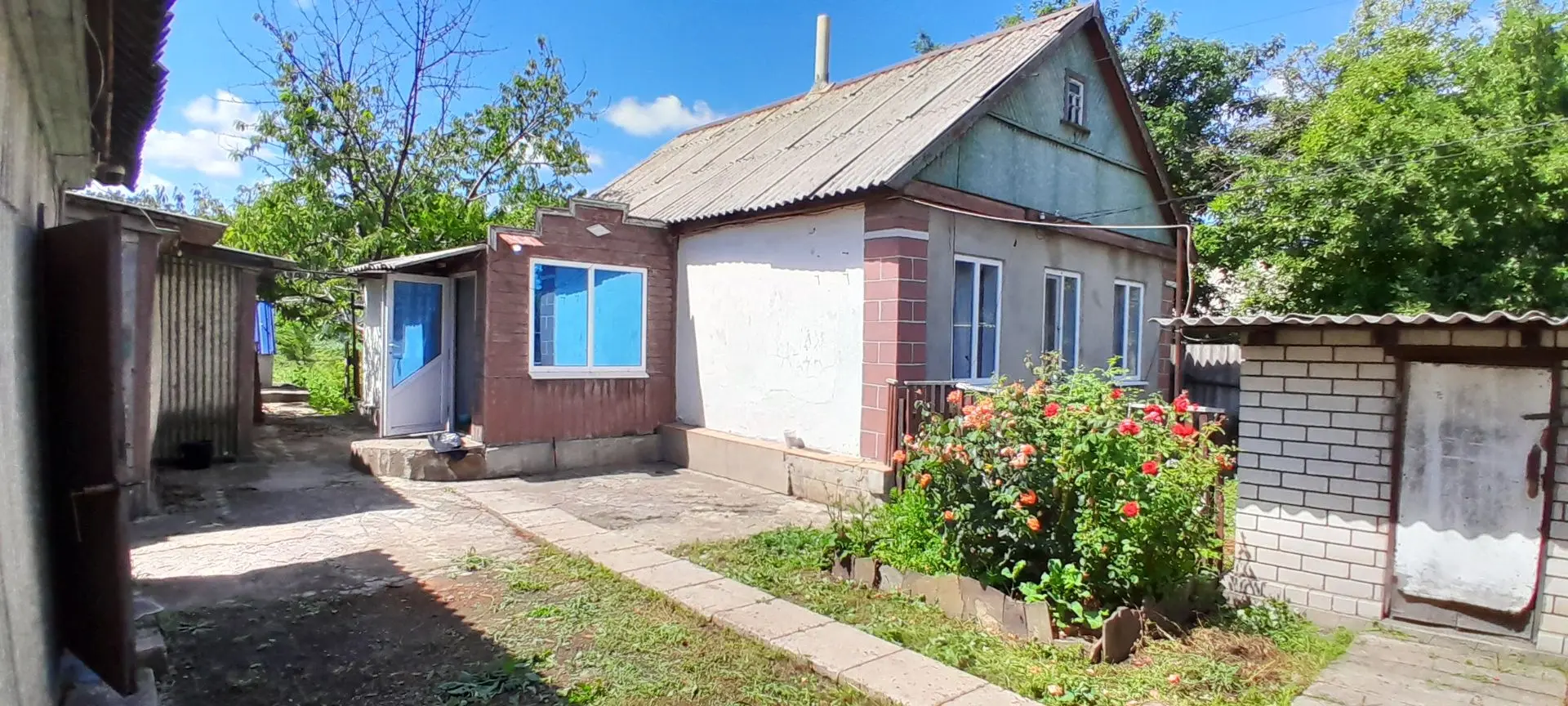 Продам дом. 
г. Ровеньки Пгт. Новодарьевка ул. Стаханова. Мебель остаётся. Пишите в личку пришлю вид