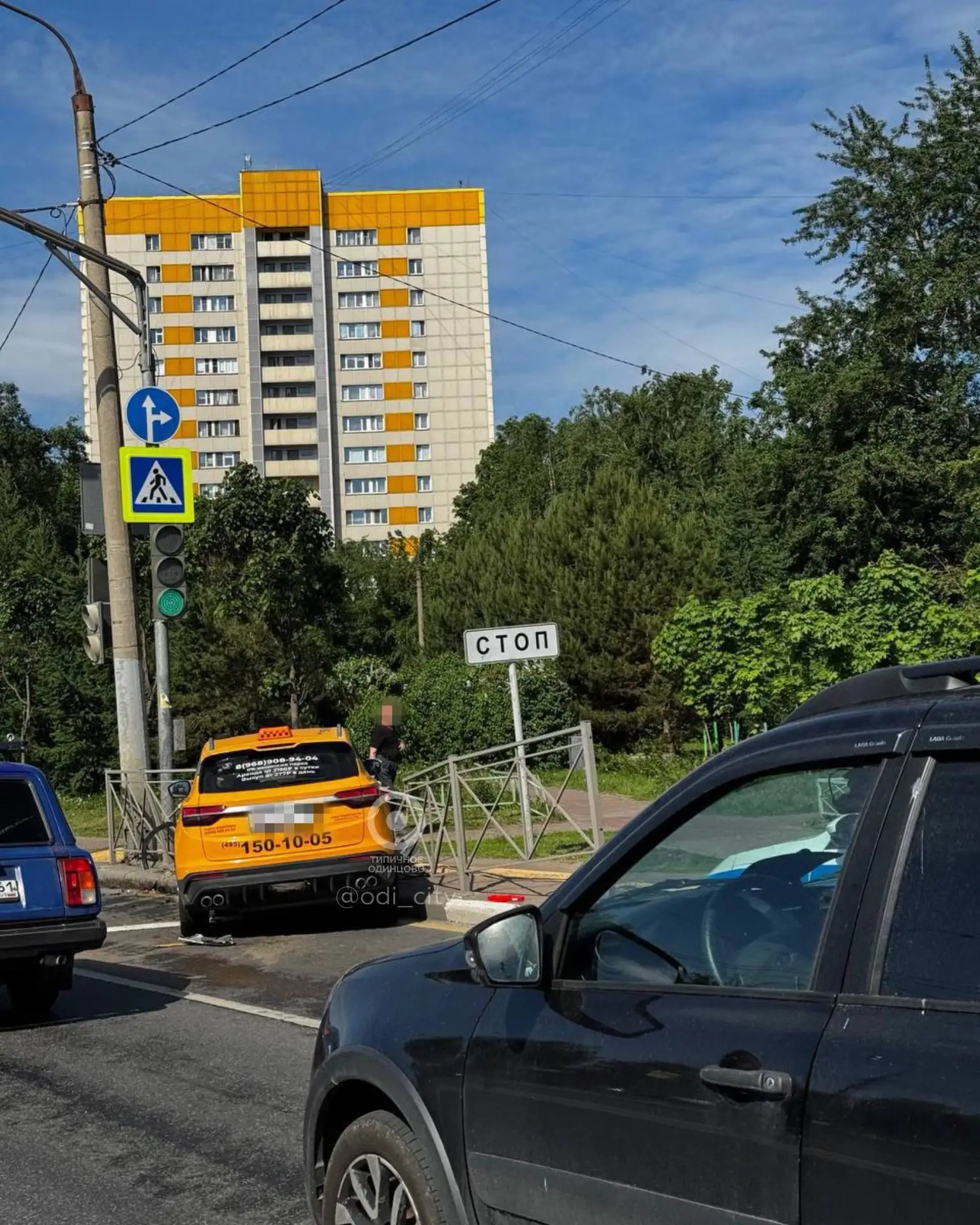 🚕 Такси влетело в дорожный забор на Можайском шоссе в районе УВД  Подписаться на @odincovo_mosoblast