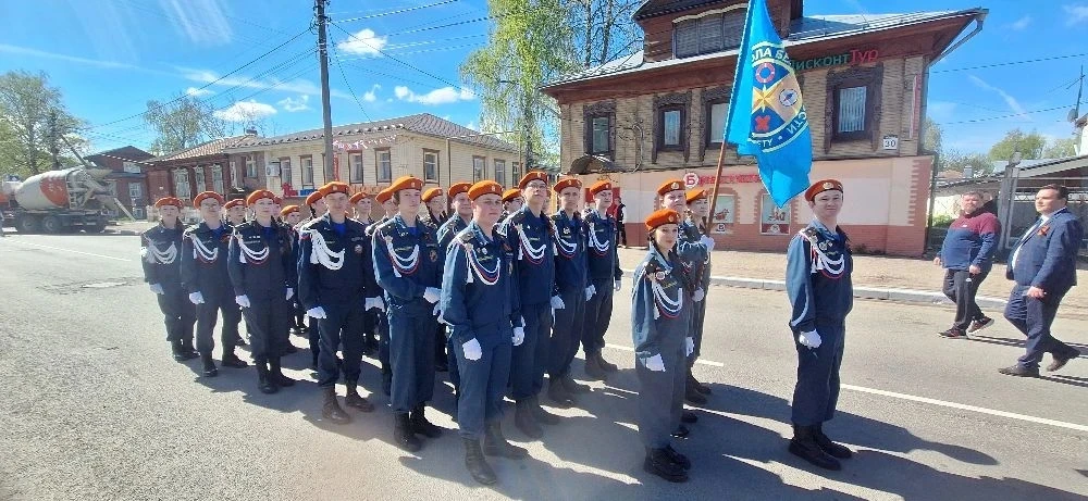 Наши гимназисты,  участники движения "Школа безопасности " прошли торжественные маршем в честь Дня В