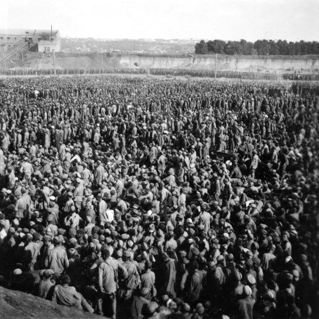 Пленные красноармейцы в глиняном карьере кирпичного завода, лагере, известном как «Уманская яма».
В 