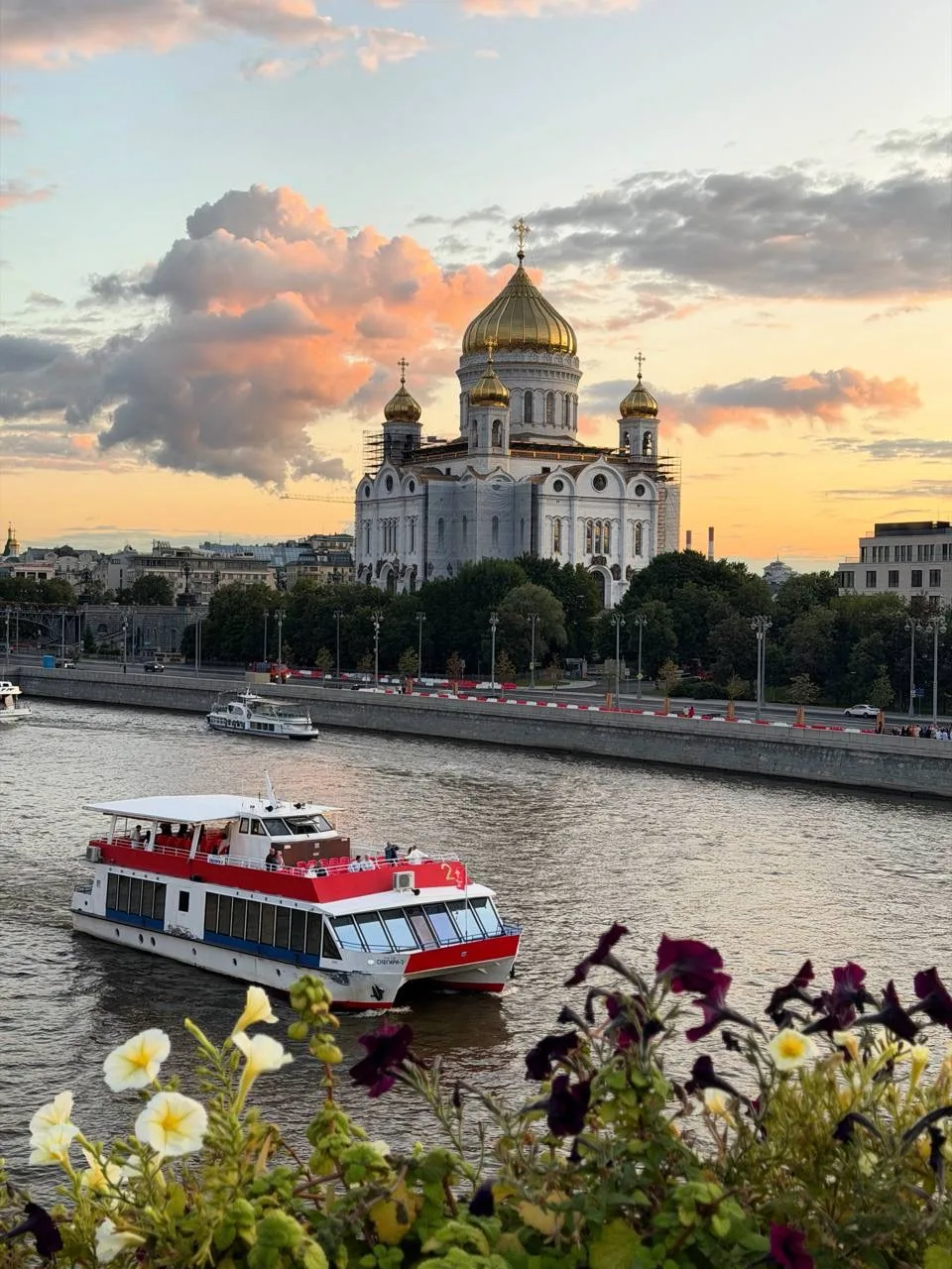 Сегодняшний вечер на Большом каменном мосту ❤️💫

Непарадная Москва