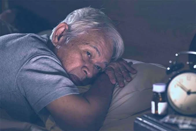 💤Большинство людей старше 50 лет регулярно просыпаются по ночам из-за стресса на работе. Это одна и