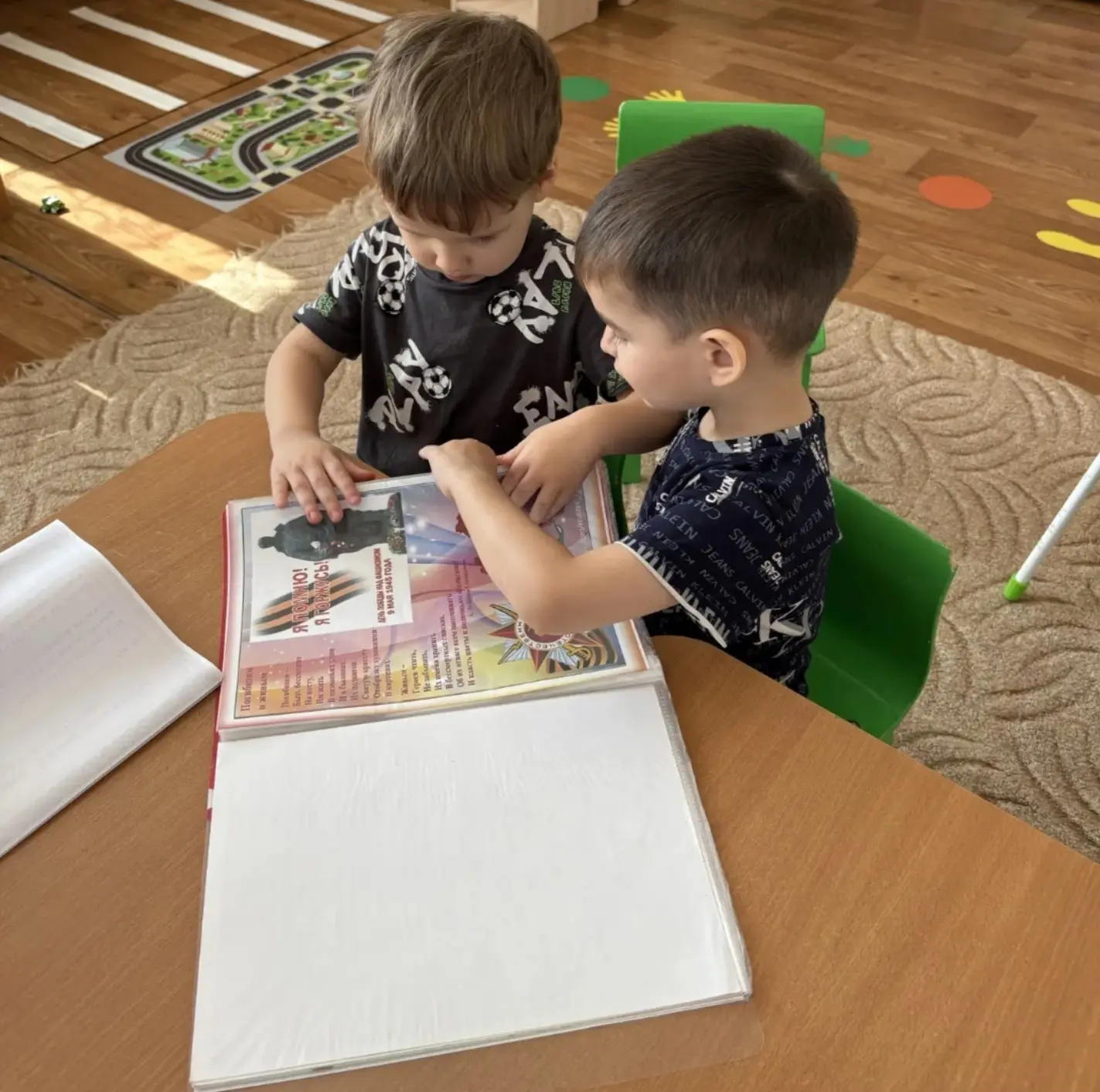 Бөек Җиңү бәйрәме алдыннан балалар бакчаларында төрле чаралар, әңгәмәләр, акцияләр үткәрелә.
 Бөек В