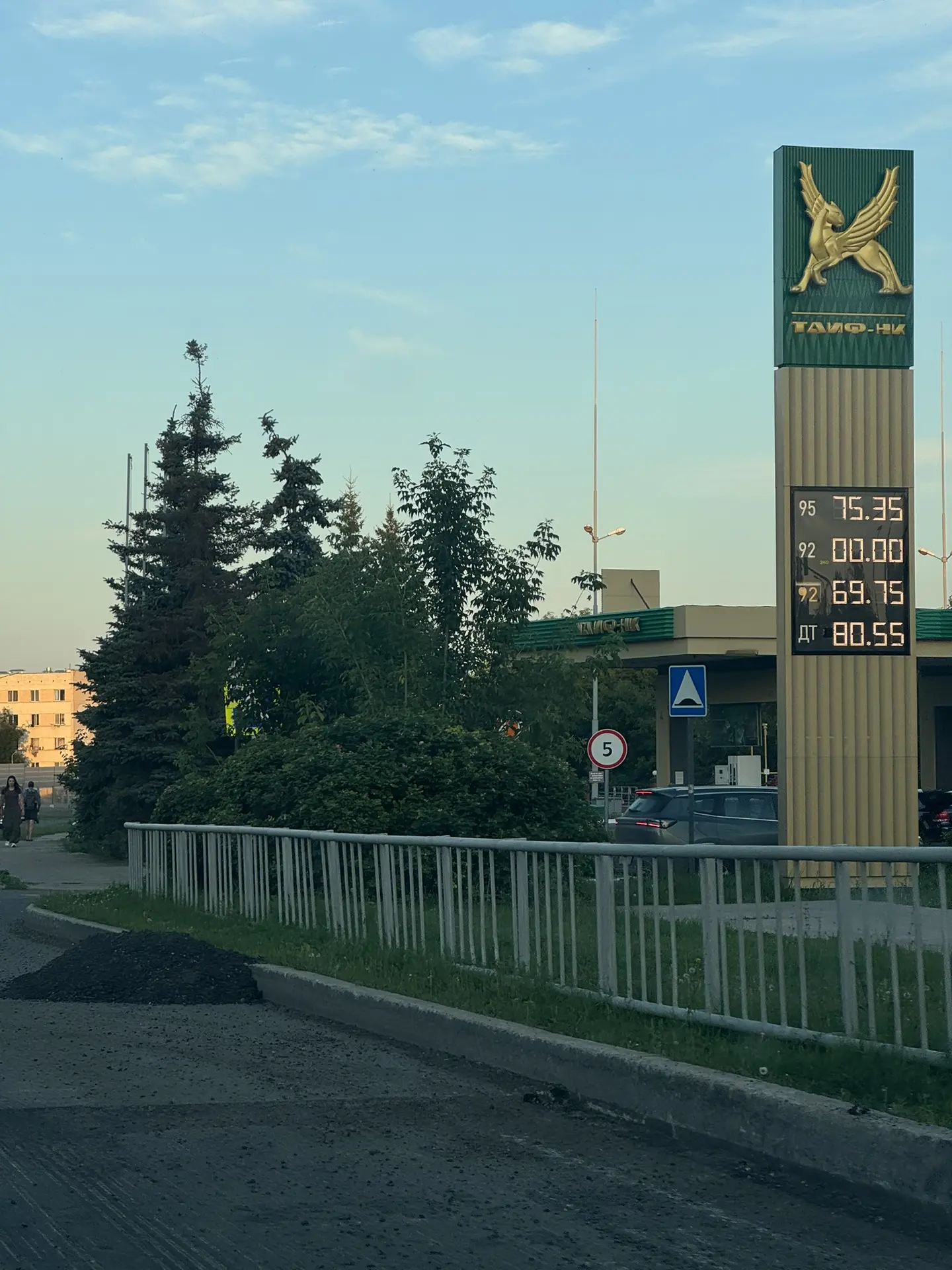 Таиф напротив мегастроя (мира), очередь 5-7 машин, есть 92, 95, и ДТ.

Где бенз? Челны