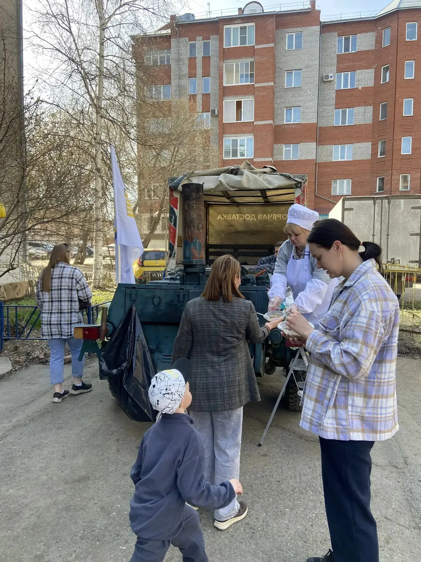 Благодарим жителей за активное участие в субботнике! Вместе мы создаём комфортную среду обитания.
