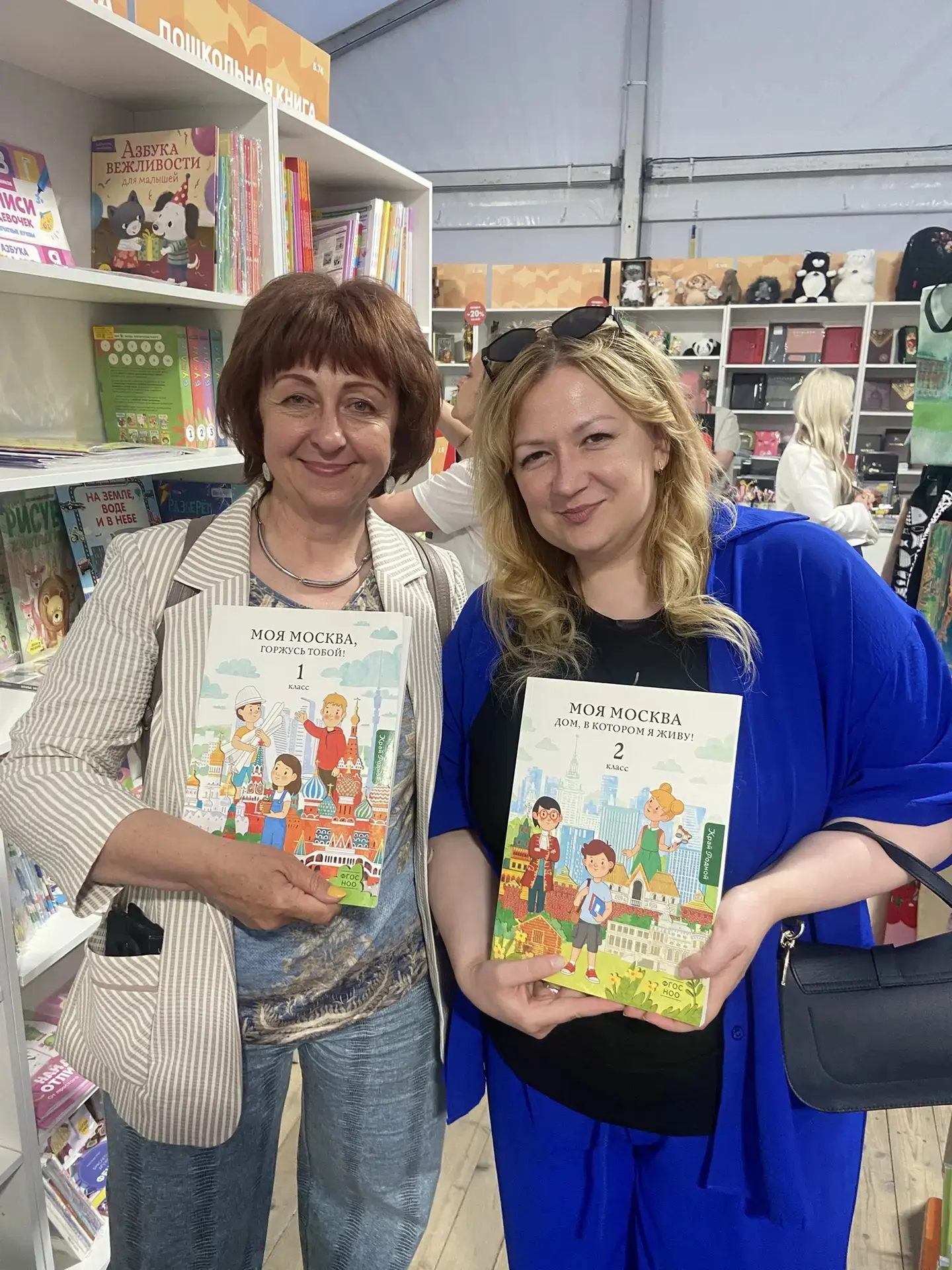 МИР КНИГ

📚В Москве проходит книжный фестиваль "Красная площадь", посвященный Дню рождения Александ