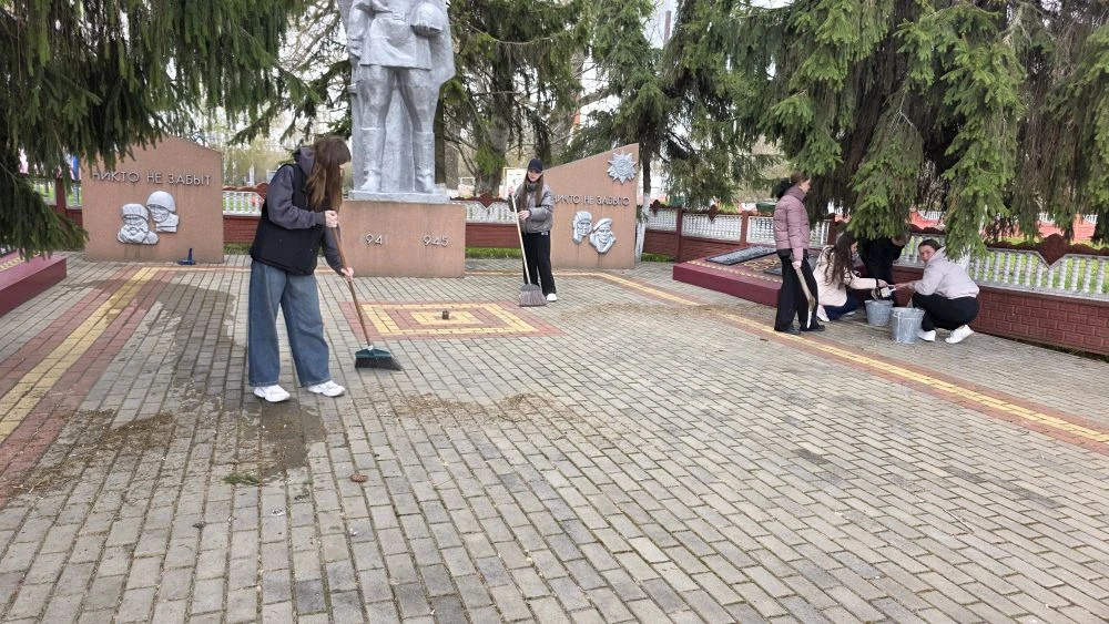 🇷🇺﻿В преддверии Дня Победы по всей России проходят субботники по уборке территорий у ...