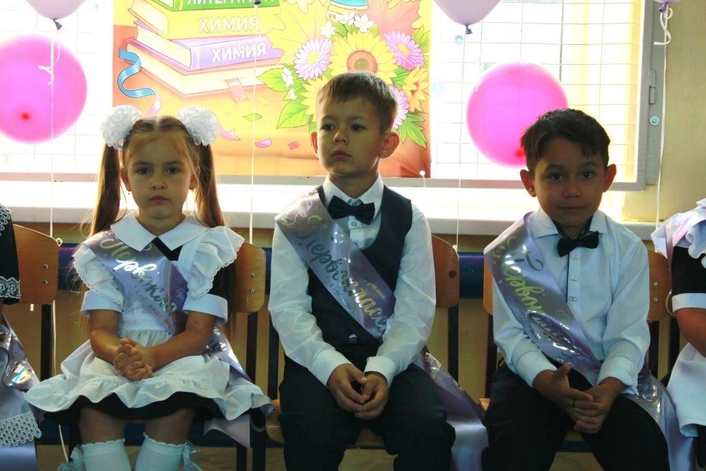 🎉 День Знаний — начало большого пути! 🎉Сегодня в нашей школе прошла торжественная лин...