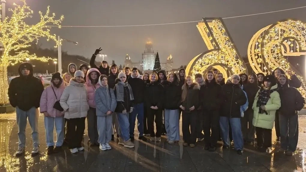 Путешествие сквозь века и высоты! Наши десятиклассники в Москве! 🌃   Вчера ребята побывали на кафедр
