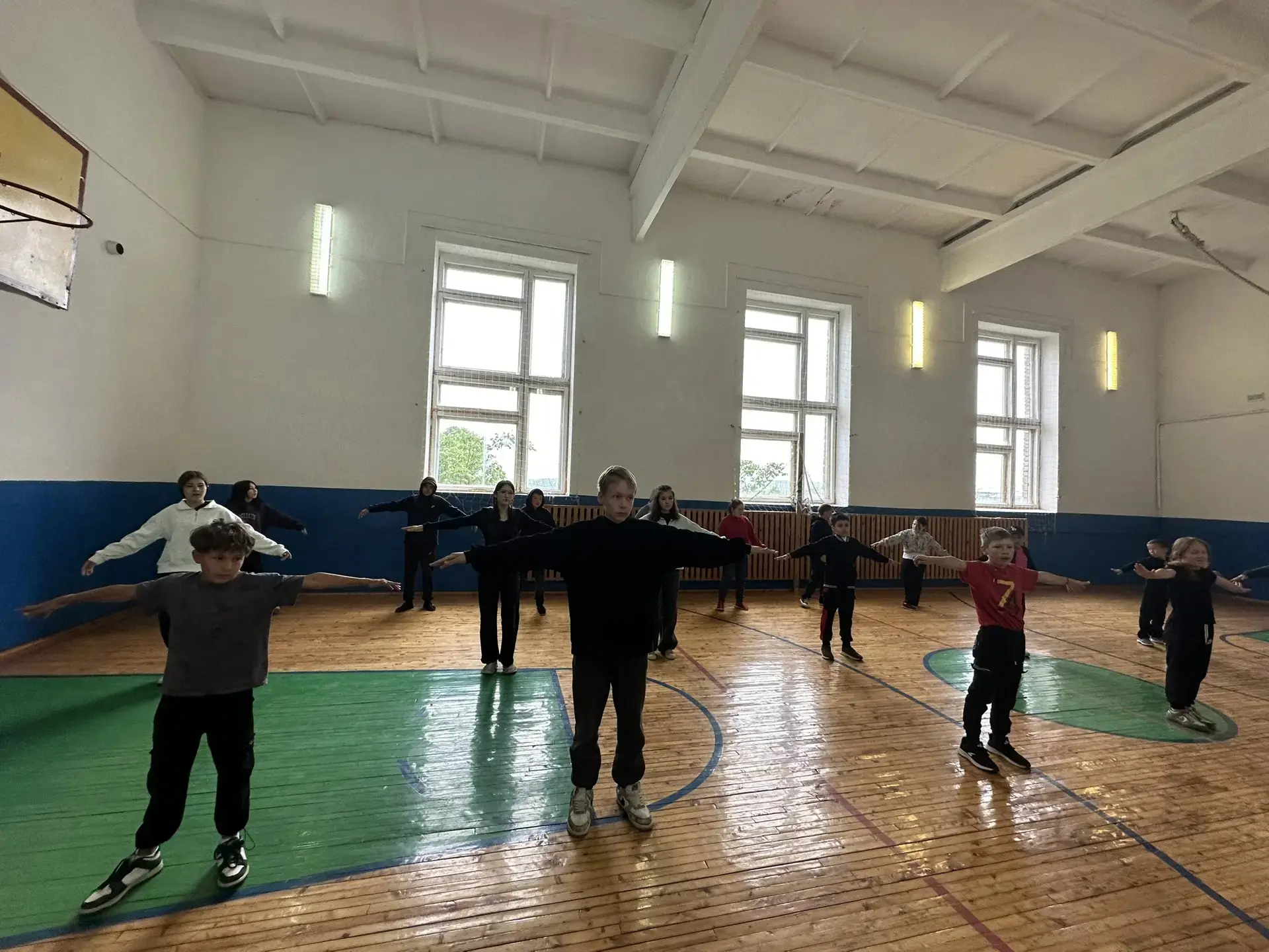 🌅 Доброе утро из нашего лагеря! 🌟

Каждое утро у нас начинается с зарядки и разминки! 💪☀️ Это отл