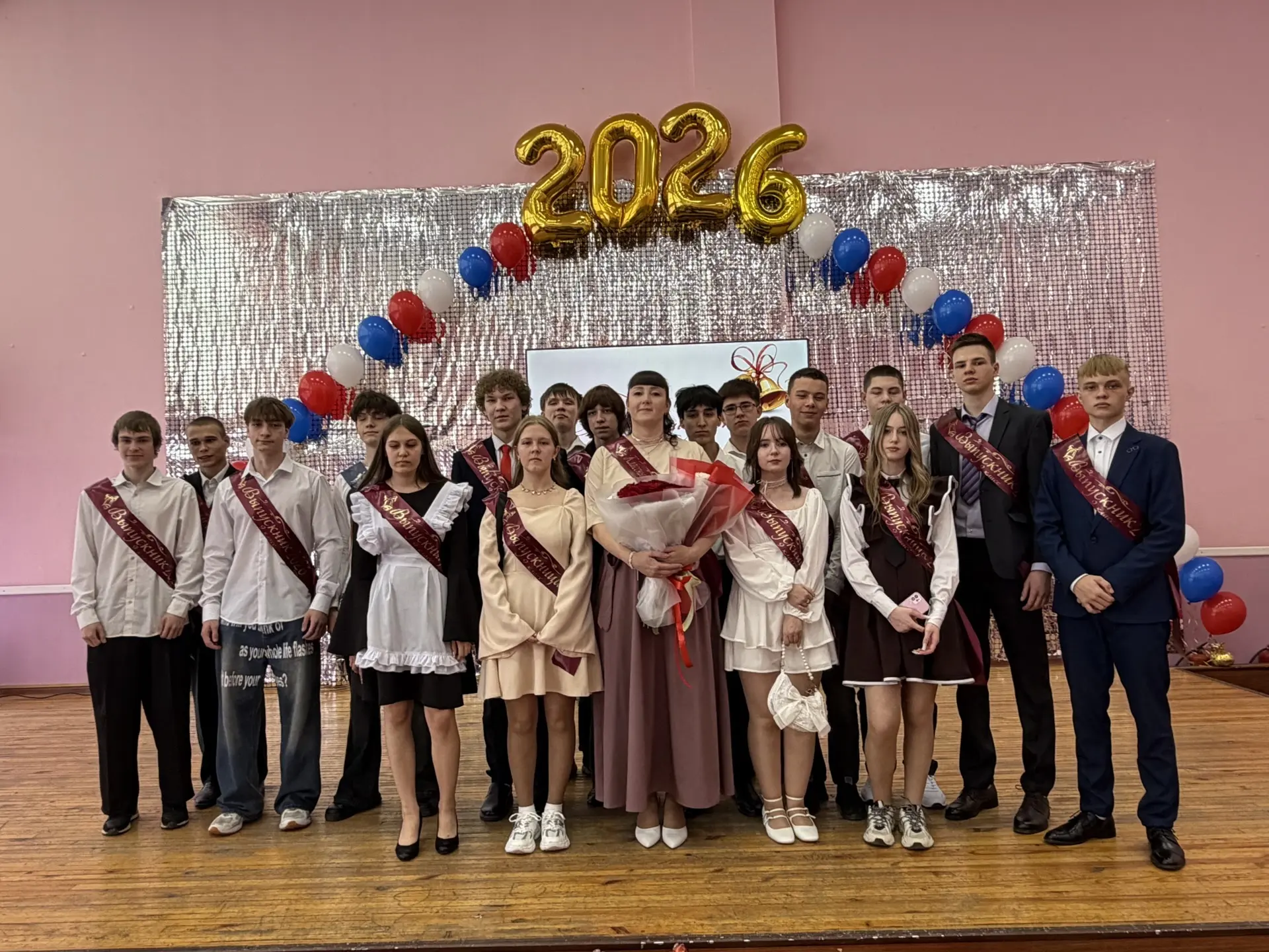 Слёзы на глазах и замирание сердца… Вот и прозвенел тот самый звонок 🔔   Сегодня мы провожаем в само