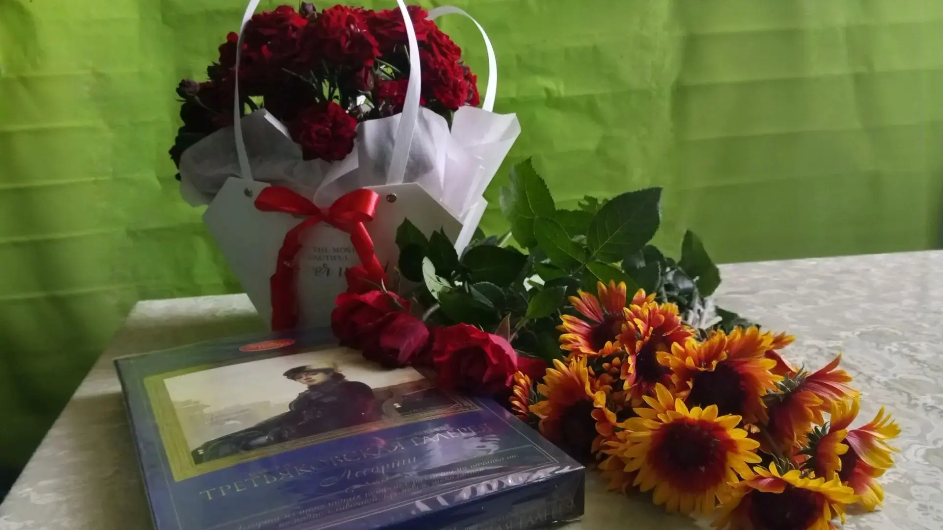 🎶💐 Сотрудники филиала «Золотаревский СДК» МБУ «ХГДК» навестили дорогих сердцу работников ГБУ ДНР Ц