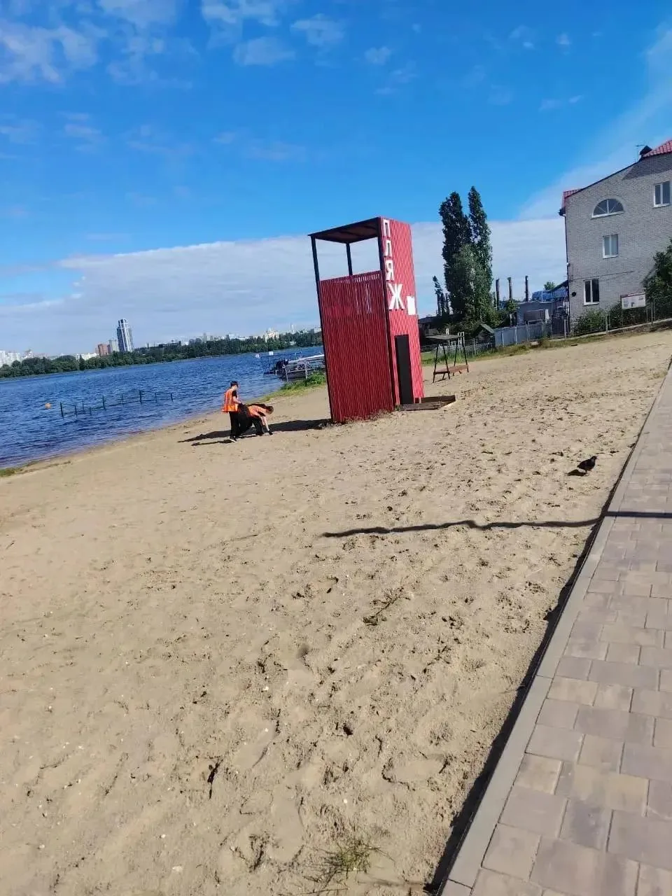 ⛱В летний период сотрудники благоустройства регулярно проводят уборку городских пляжей, поддерживая 