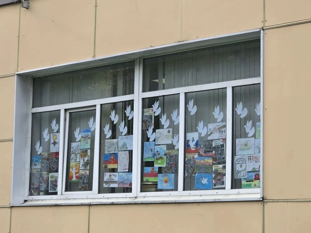 🕊 В преддверии 9 Мая наша школа присоединилась к Всероссийской патриотической акции «Окна Победы».  