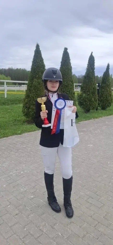 Золотой дубль Ульяны Г. на Кубке КСК «Звездный»!🌟🏇  Поздравляем ученицу 9 класса - Ульяну Г. - с бле