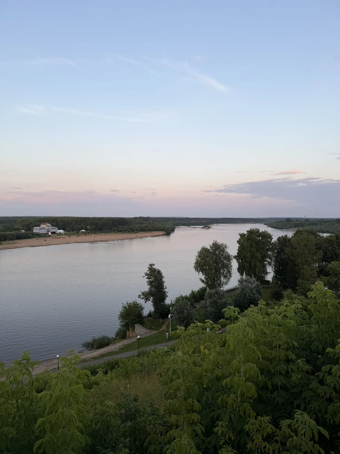 Прогуливаюсь по набережной..