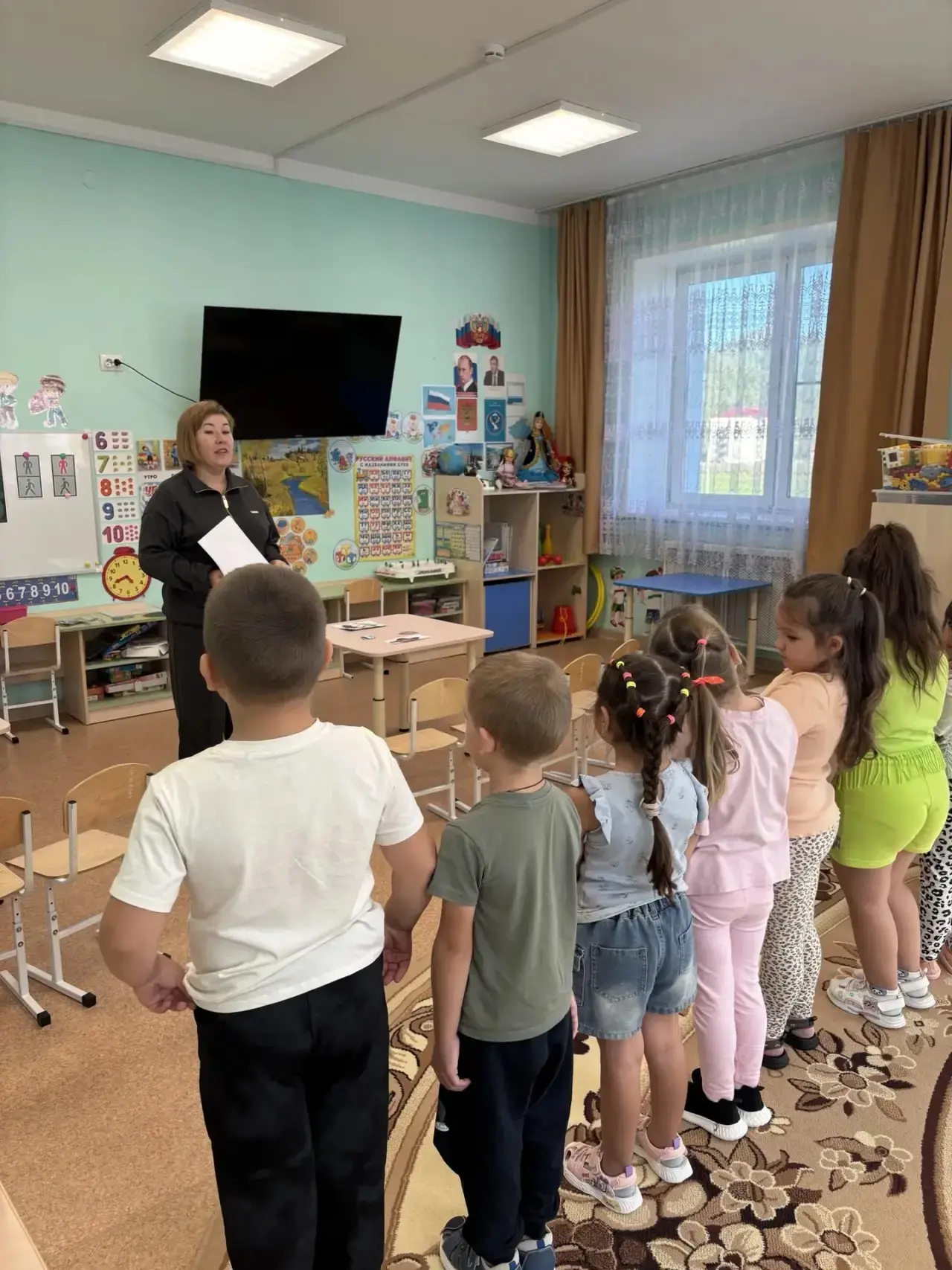 В рамках месячника по дорожной безопасности в группе «Мышата» прошла игра-викторина «Зн...