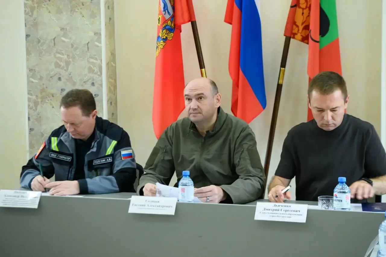Губернатор Оренбургской области Евгений Солнцев провёл в Бугуруслане внеочередное засед...