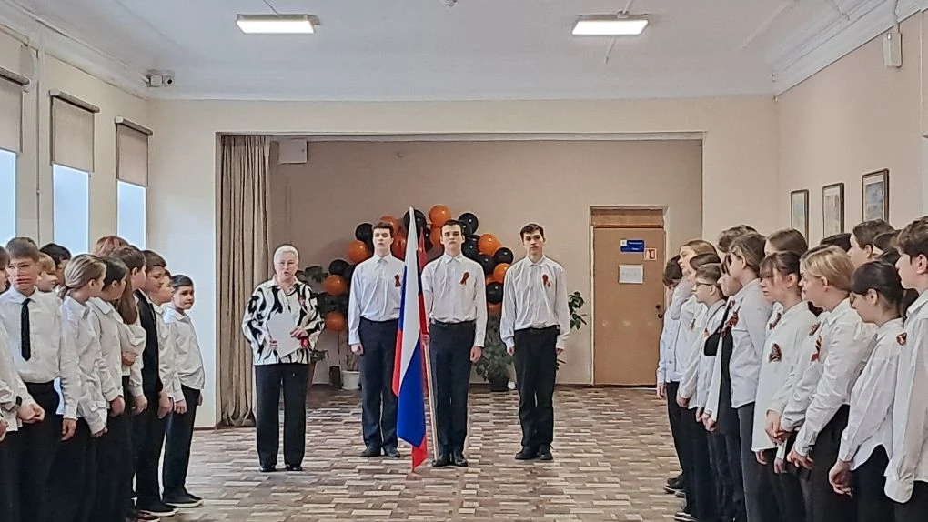 Утро в нашей школе началось с торжественной линейки! 🎺🇷🇺