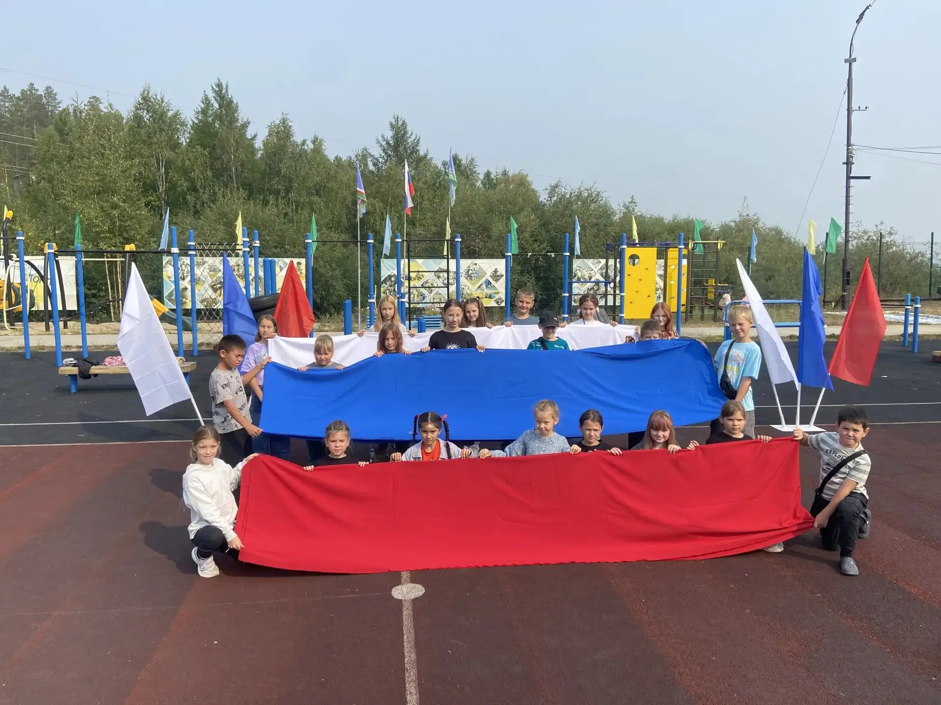 Сегодня мы отметили День Государственного флага Российской Федерации с весёлыми стартам...