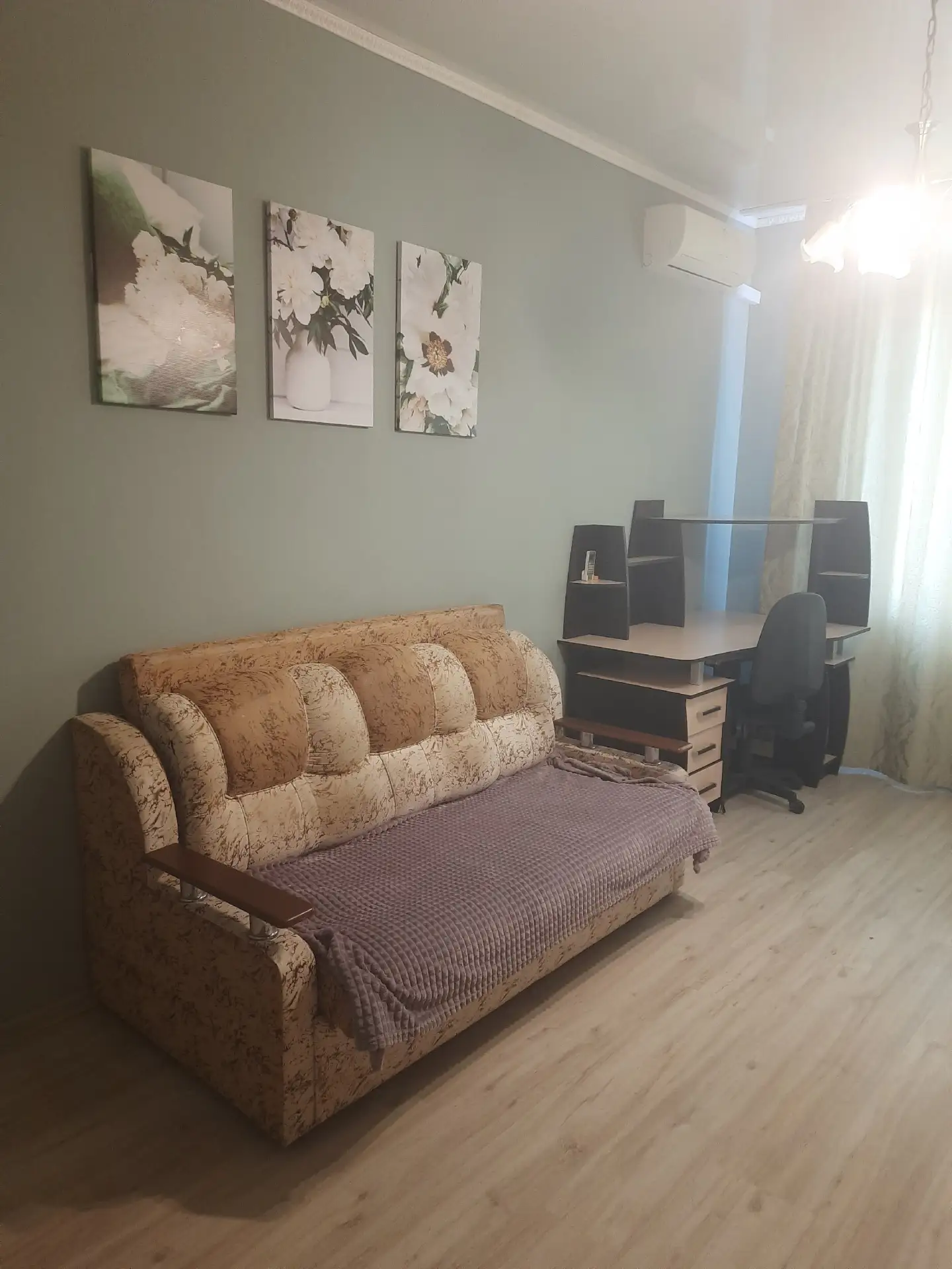 Сдаётся крупногабаритная однушка, 48 квадратов.Встроенная кухня,стиральная машинка, нео...