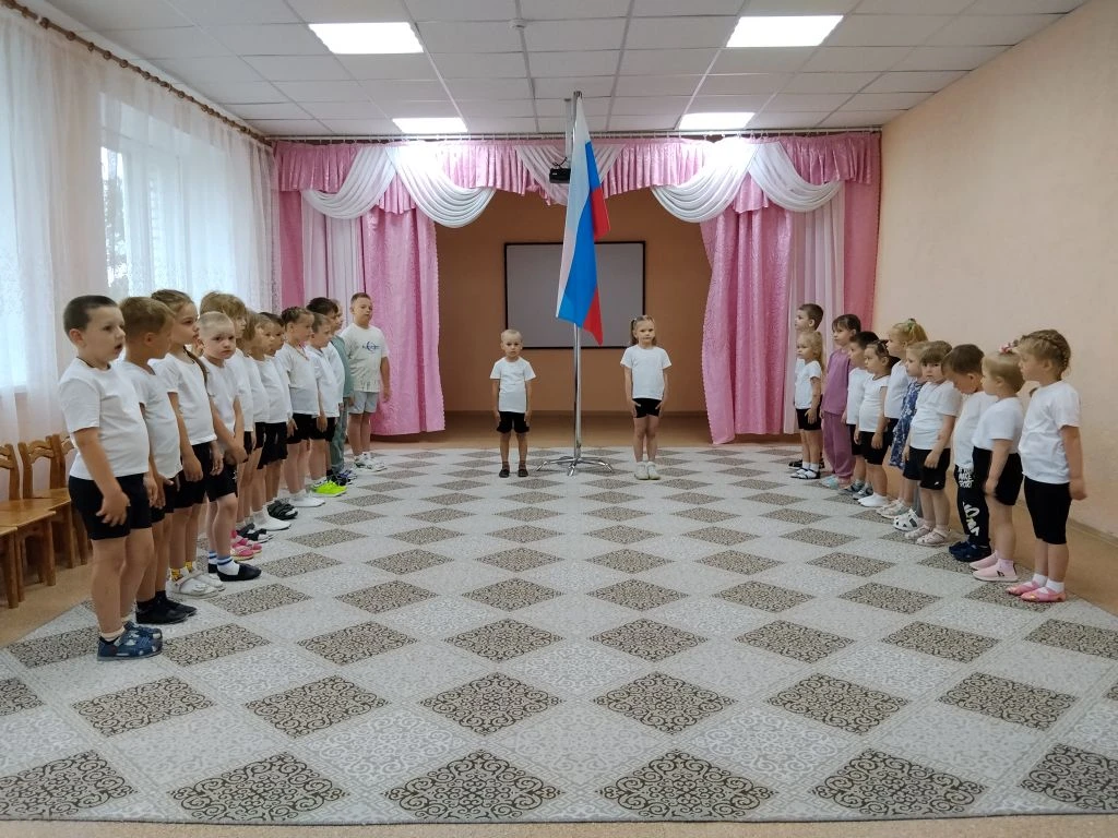 🇷🇺  Понедельник в детском саду начался с торжественной церемонии поднятия Государственного флага Р