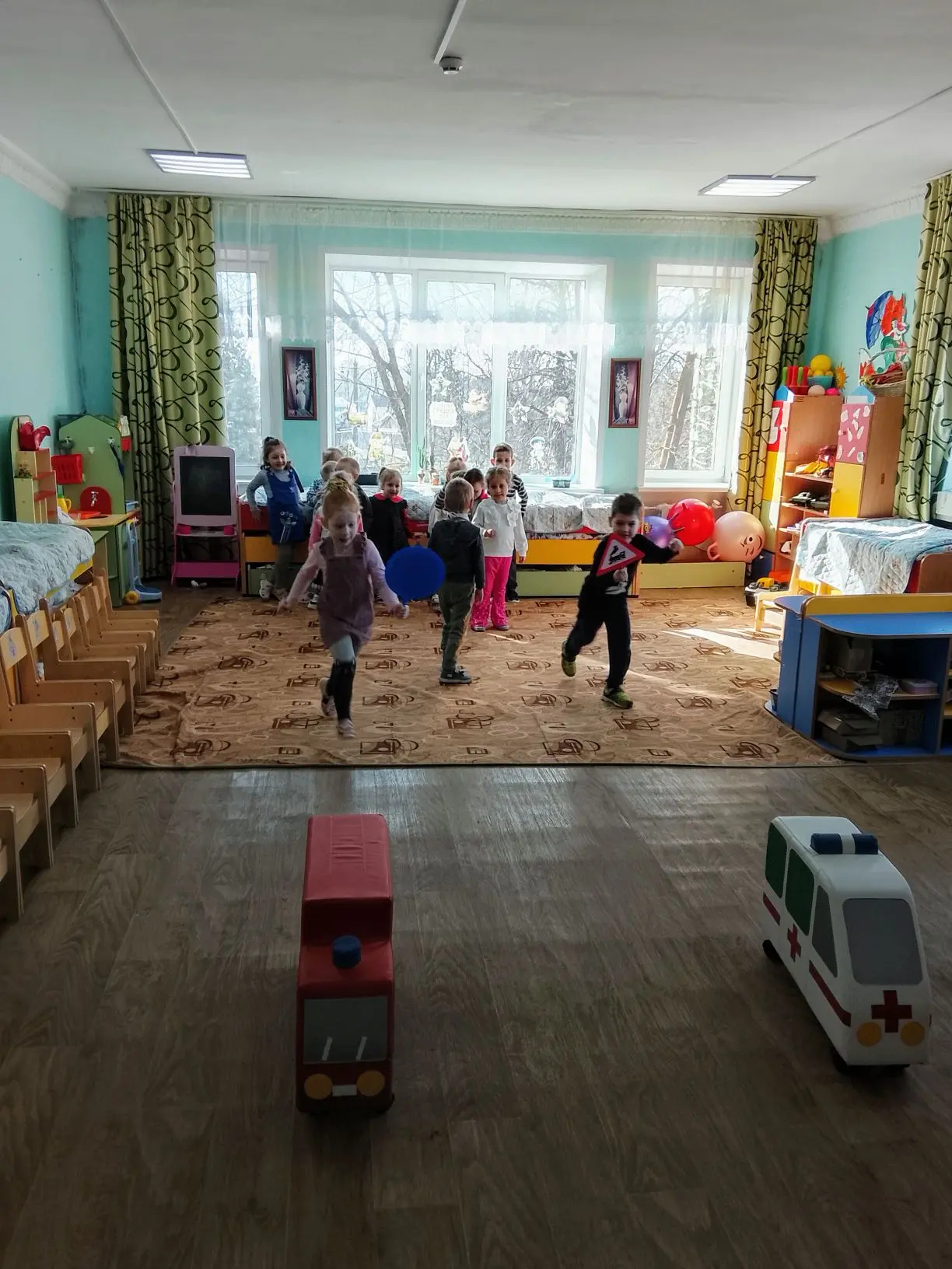 Дети средней группы "Капельки" повторили правила дорожного движения, посмотрели презент...