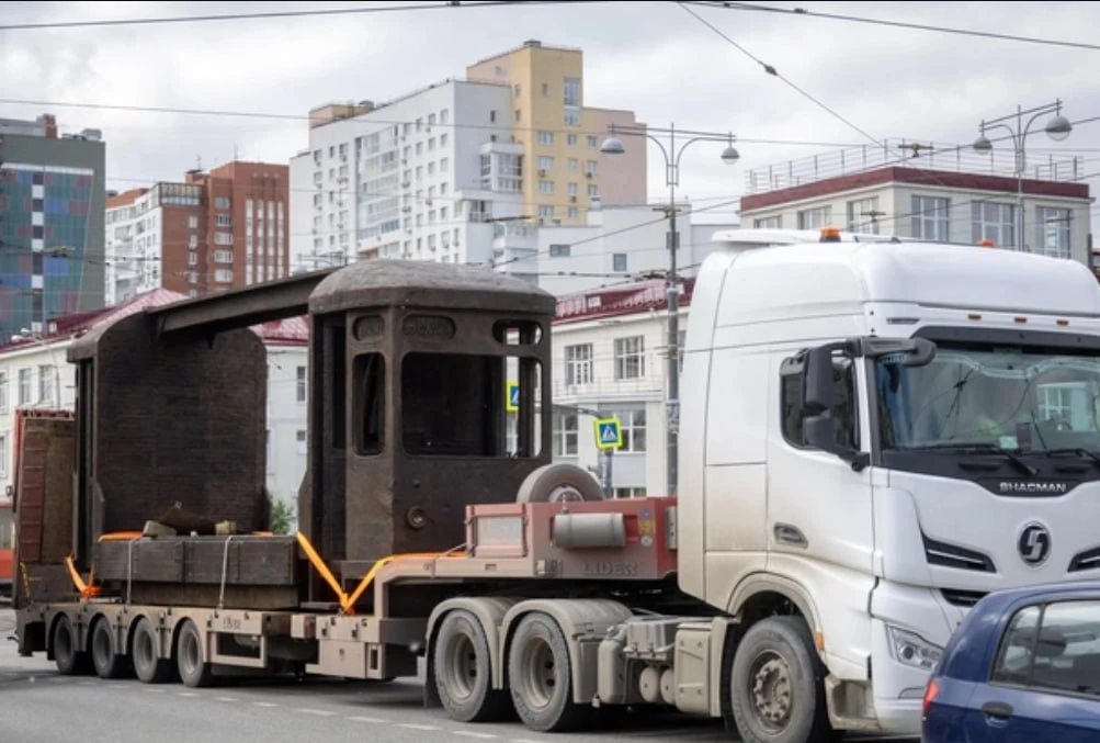 #Арт-логистика. Памятник Октябриновичу. Последний рок-трамвай — в бронзовое время!

В Екатеринбурге 