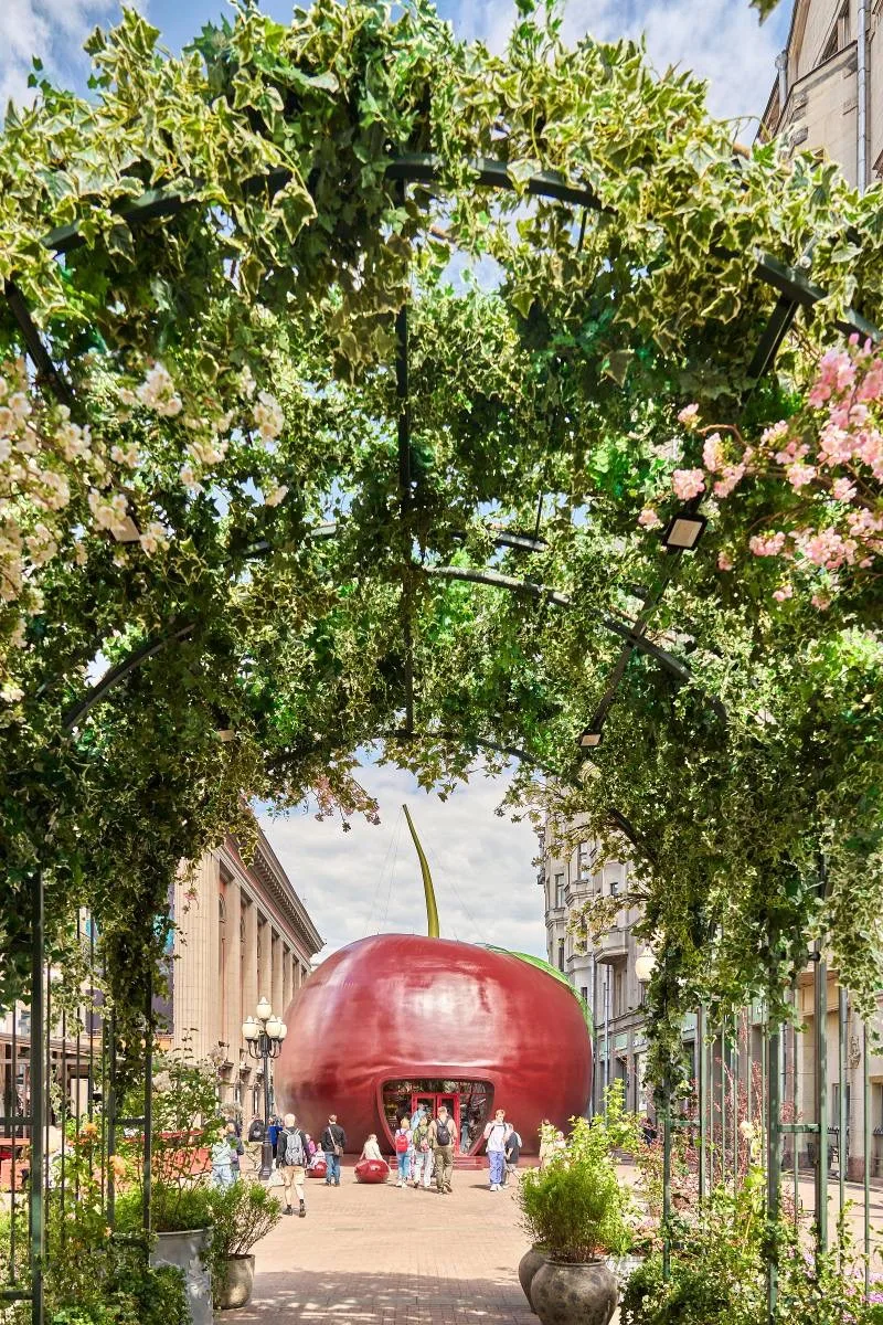 🍒 Черешню на Арбате видели? 

Зимой там красовались гигантские мандарины, а теперь – огромная ягода