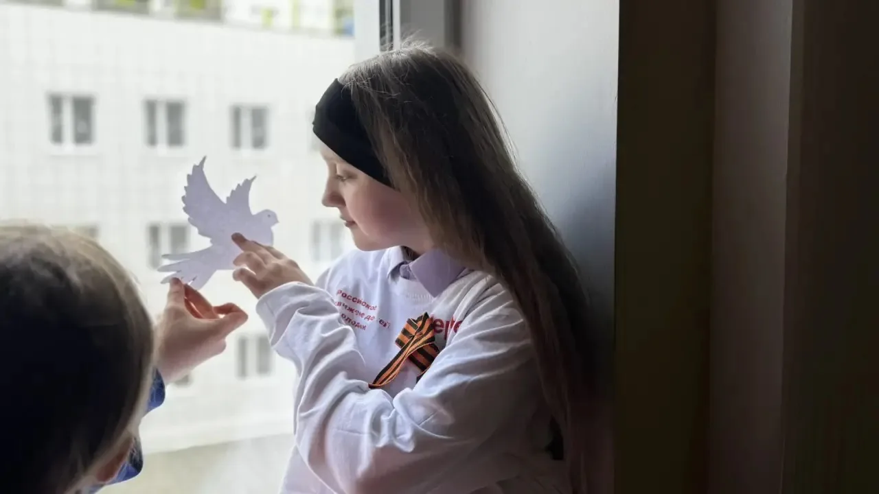 ⭐ ПЕРВЫЕ нашей школы присоединились к акции "Окна Победы" ⭐  🧷Активисты приняли участие в украшении 