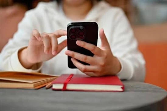 📱В школах запретят пользоваться телефонами на уроках.