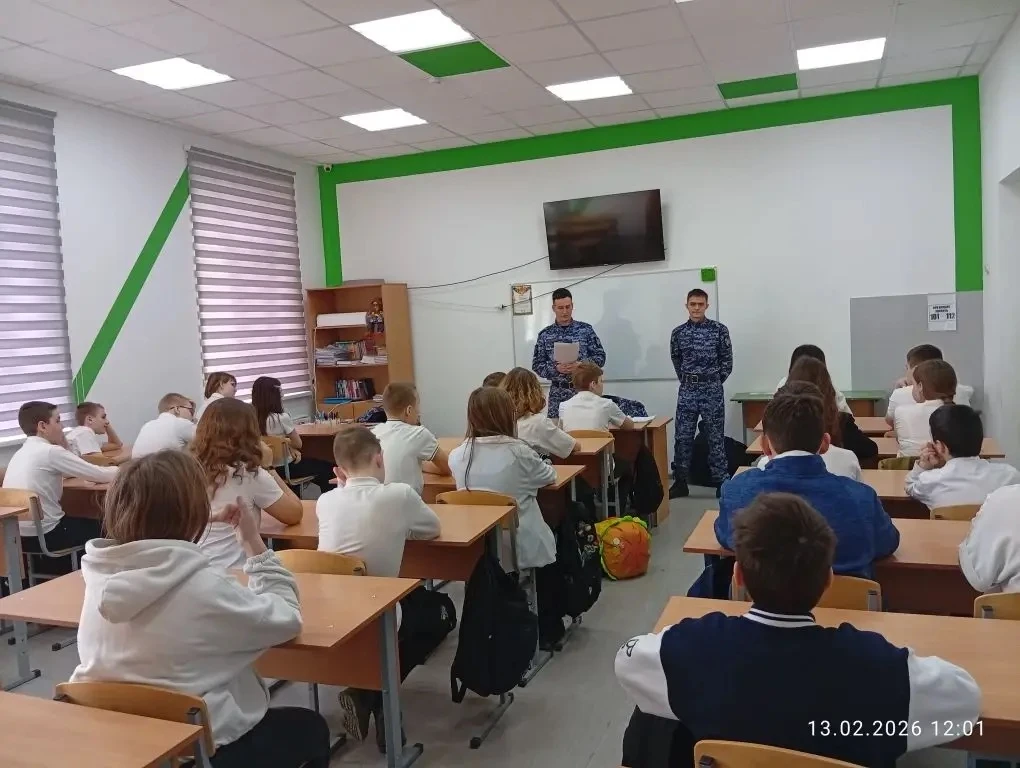 Безопасность превыше всего: Урок от Росгвардии в МБОУ СОШ №3! 🛡️🚔  13.02.2026 г. в стенах нашей школ