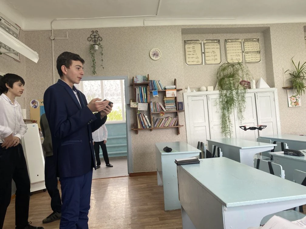 Обучающиеся школы под руководством учителя математики Карабань С.А. изучают работу бесп...
