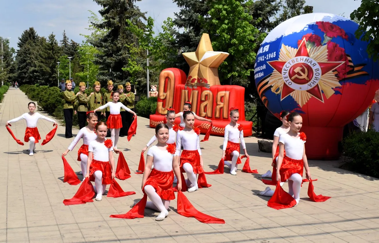 Пусть будет мир на всей планете, Сияет солнце над землей, Цветут сады, смеются дети! С Победой! С пр