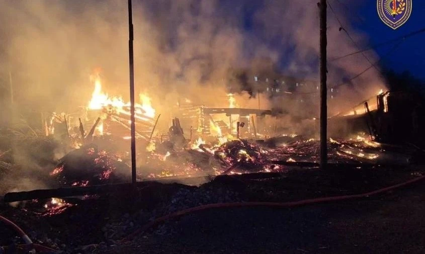 🔥 В Сковородине огонь полностью уничтожил 20 бесхозных построек  В городе Сковородино пожарные ликви