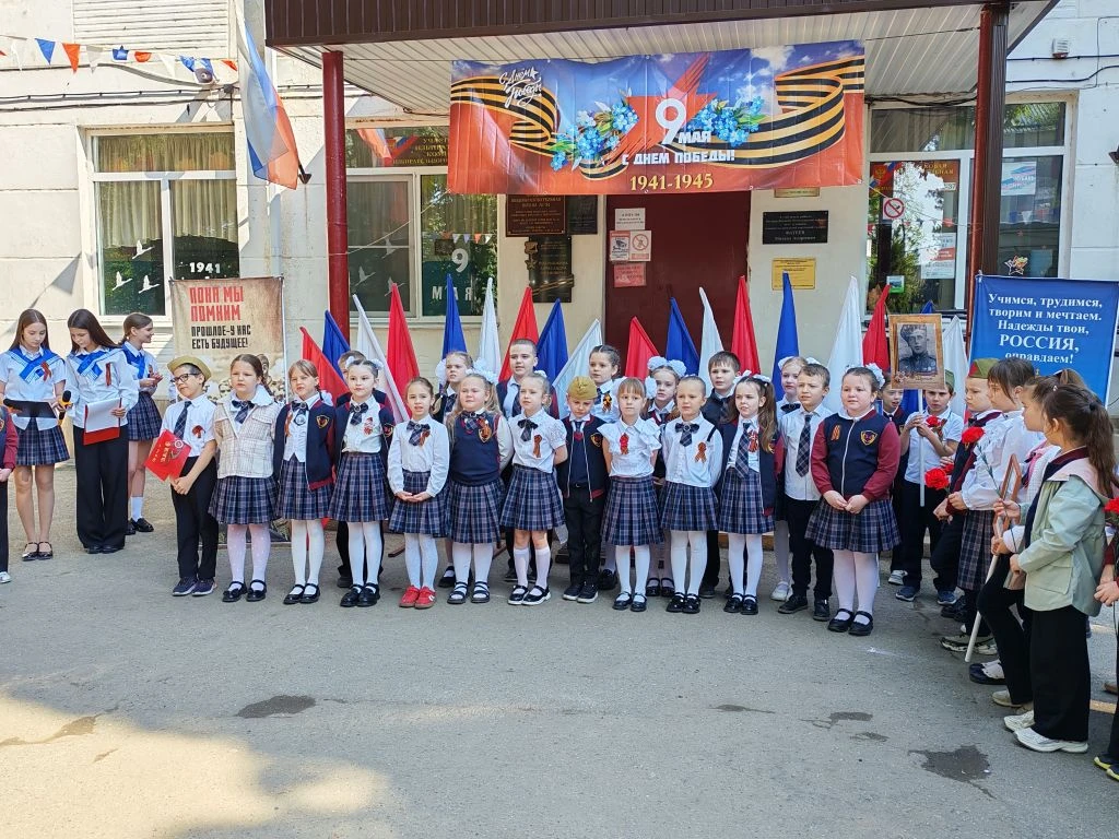 📸 Сегодня для наших первоклассников прошла торжественная линейка, посвящённая Дню Победы и памяти ге