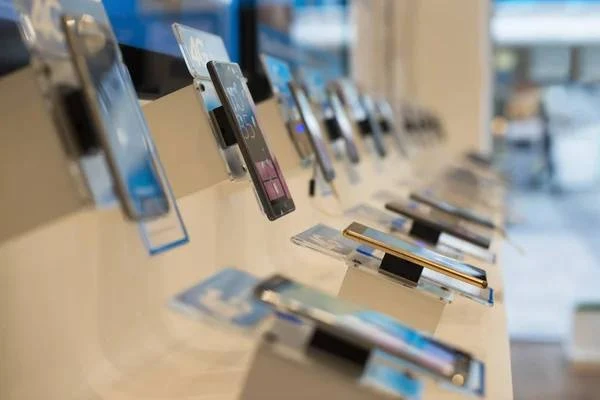 ⚡️ Мировые цены на смартфоны выросли примерно на 15% с начала года. Более 40% моделей п...