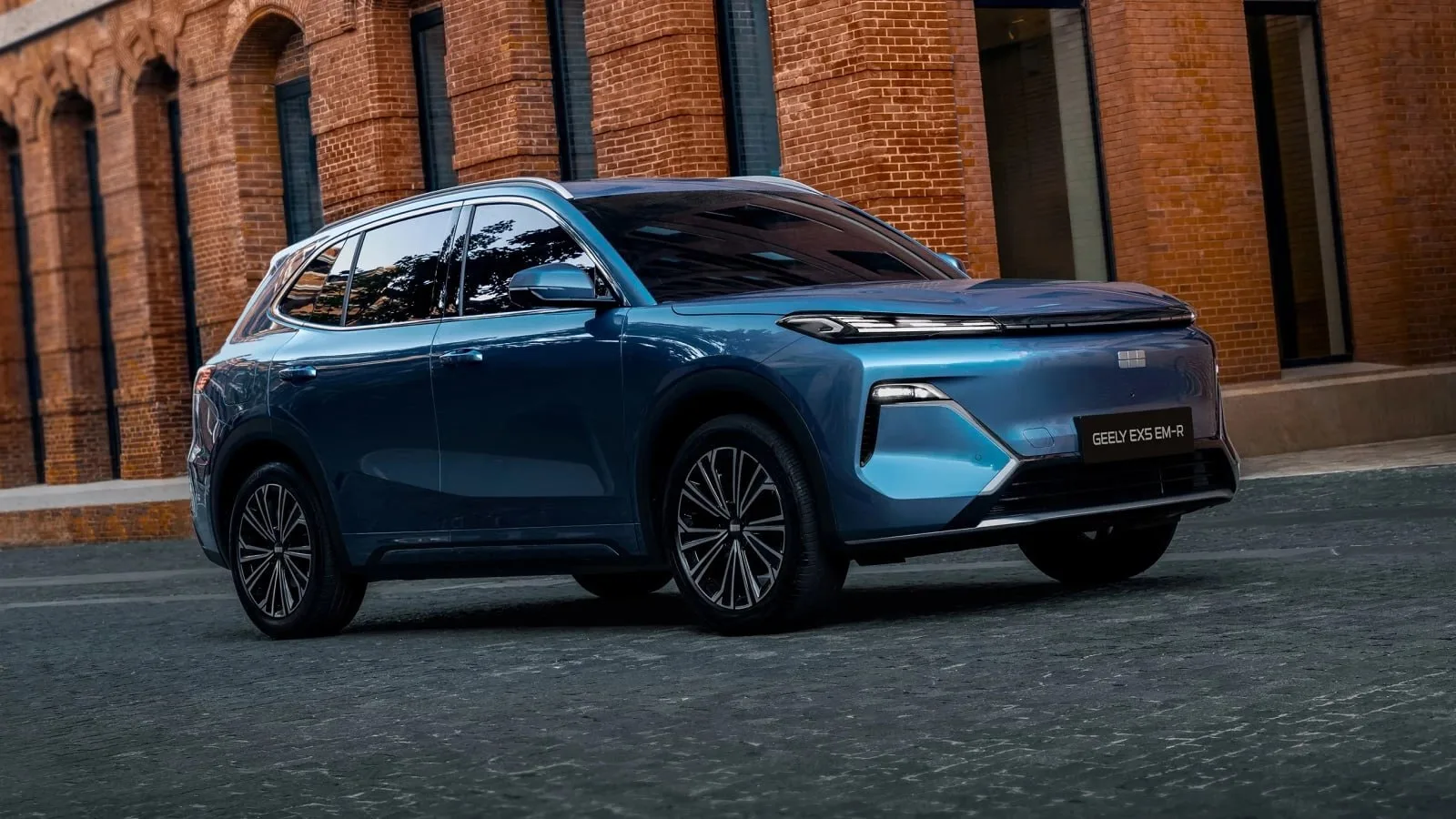 Geely расширит российскую линейку кроссовера EX5 новой модификацией EM-R с последовательной гибридно