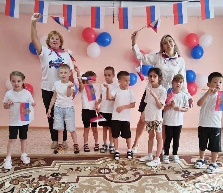 🎉 В группе «Антошка» ярко и познавательно отметили День флага!