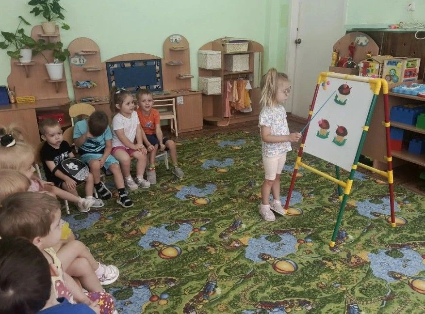 🎒 «Первый школьный день… в детском саду!» 🏫В младшей группе сегодня случилось маленьк...