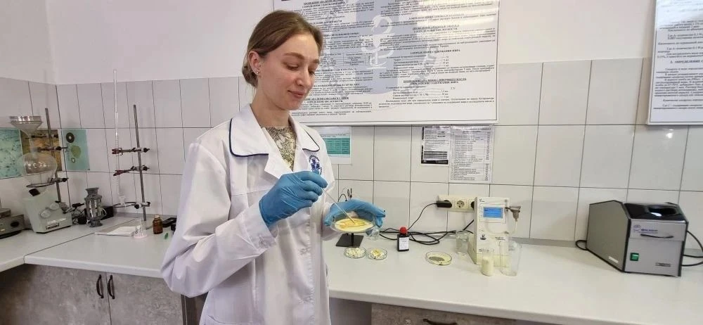 С наступлением летнего сезона на рынках и ярмарочных площадках Севастополя уделяется ос...