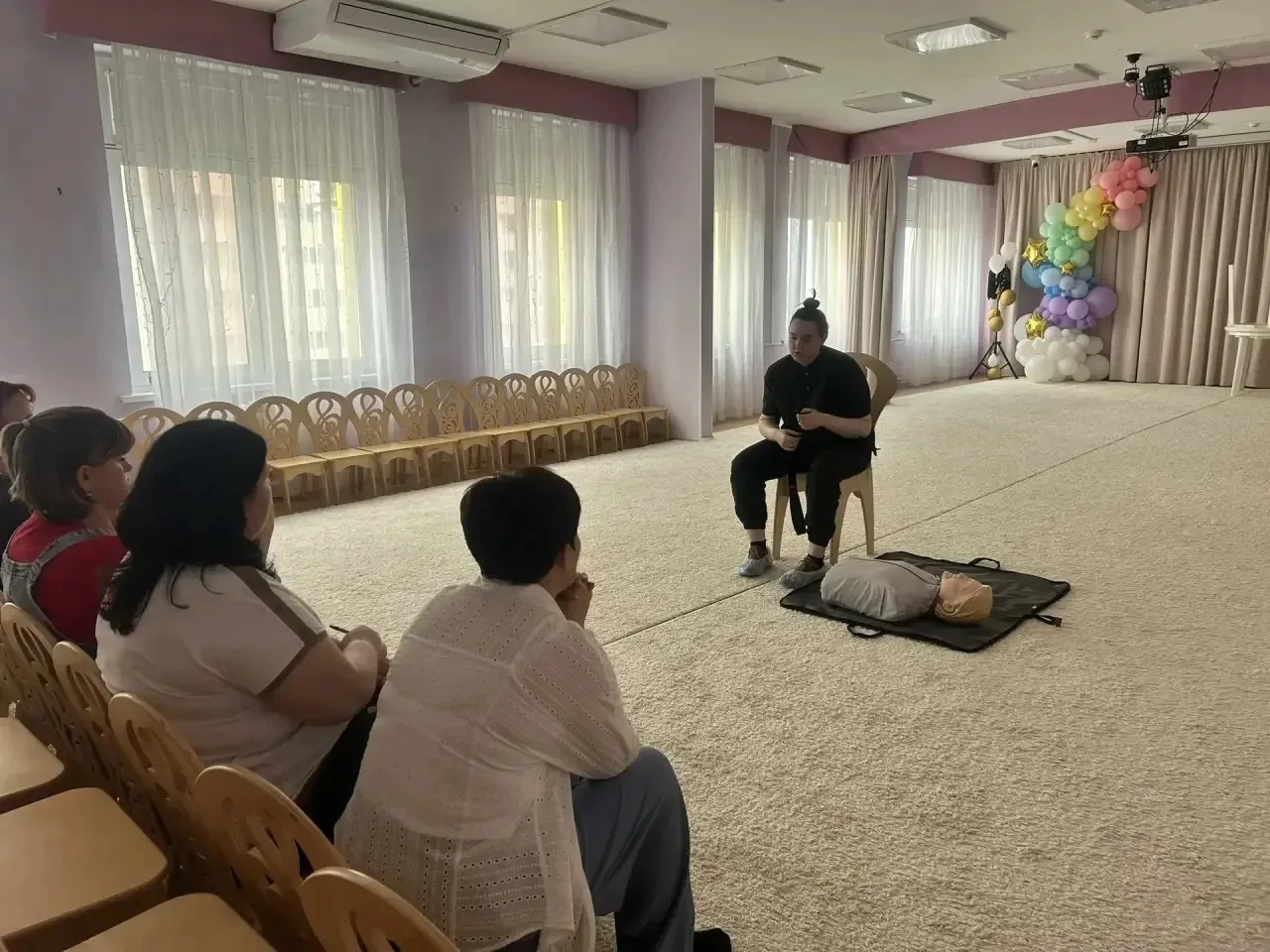 Инструктор по оказанию первой помощи Городской поликлиники №13 в ходе выездных мероприятий в детских