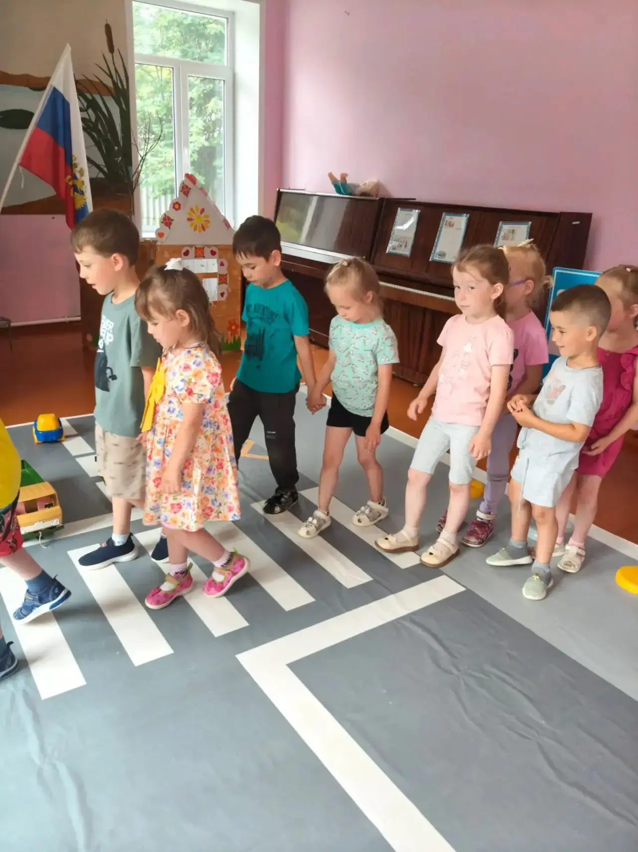 В группах «Радуга» и «Почемучки» прошло занятие на тему «О чём говорят знаки», посвящённое правилам 