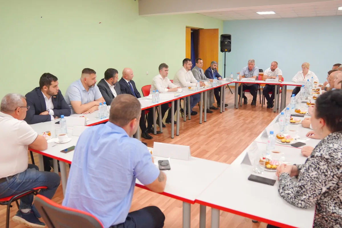 📜 В Кохме подвели промежуточные итоги строительного сезона
Депутаты передали губернатору наказы от 