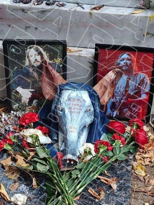 ❗️На могиле лидера «Гражданской обороны» Егора Летова в Омске неизвестные оставил