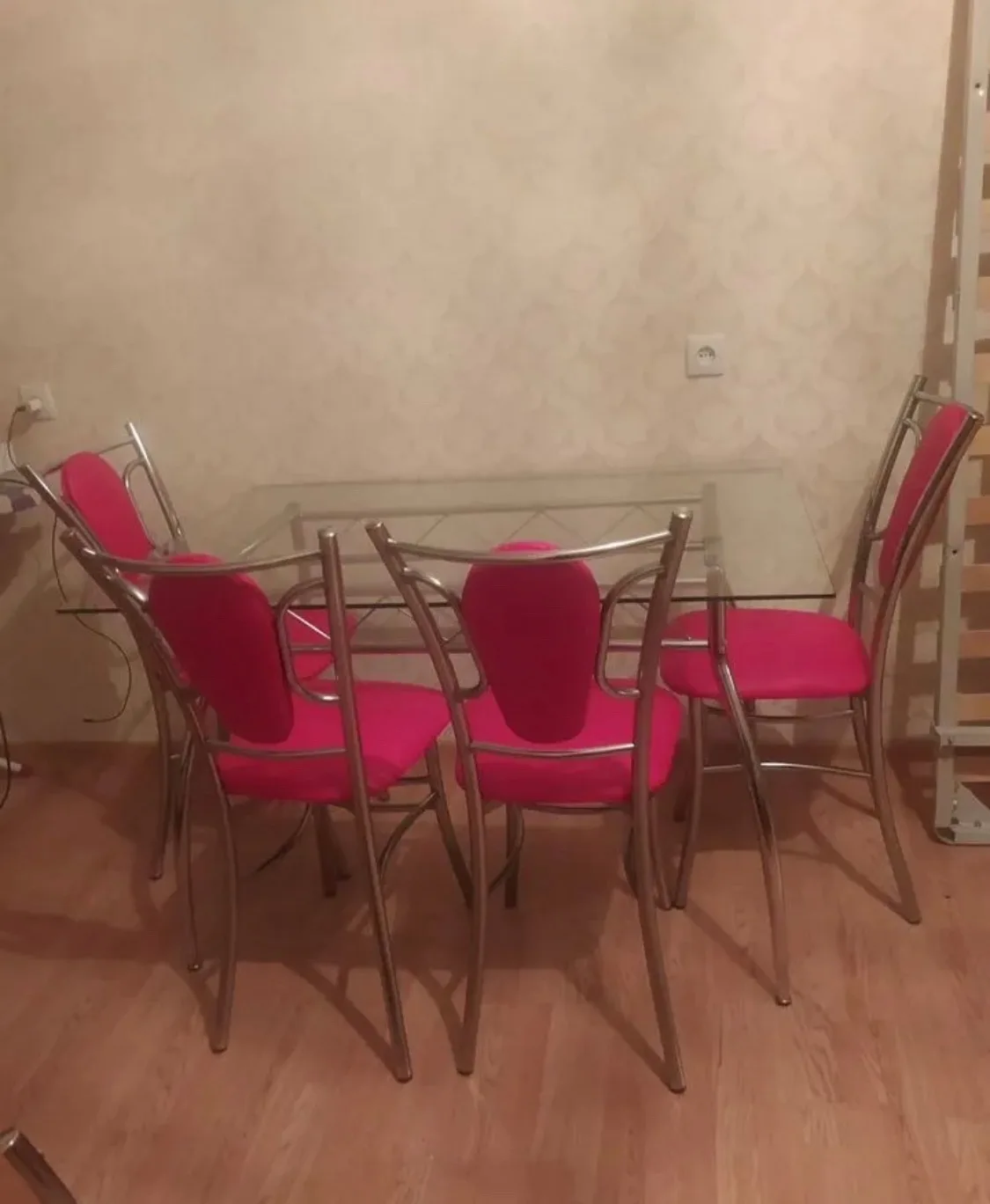 Продам стол со стульями 4шт в хорошем состоянии , без сколов. Стол 120 на 80. Разборный...