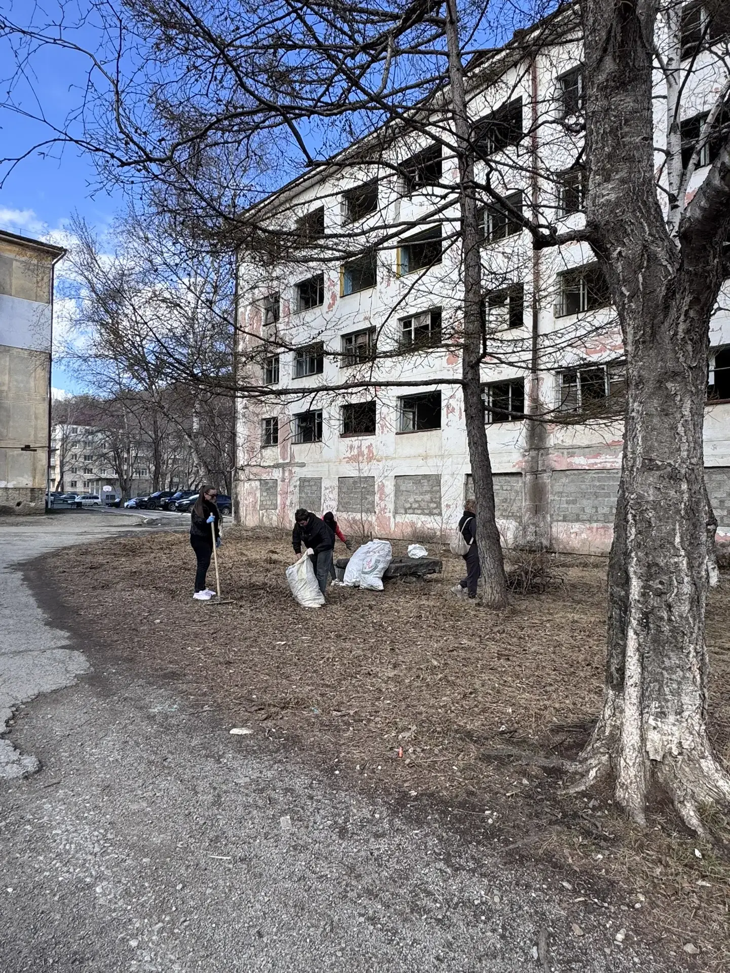 Субботники продолжаются  Вчера к уборке территории города присоединились студенты и коллектив Дальне